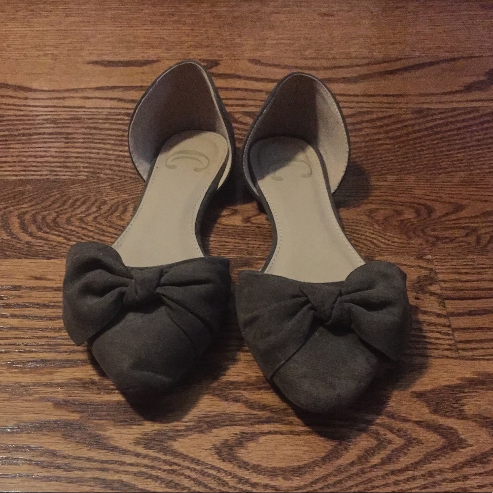 Flats with bow